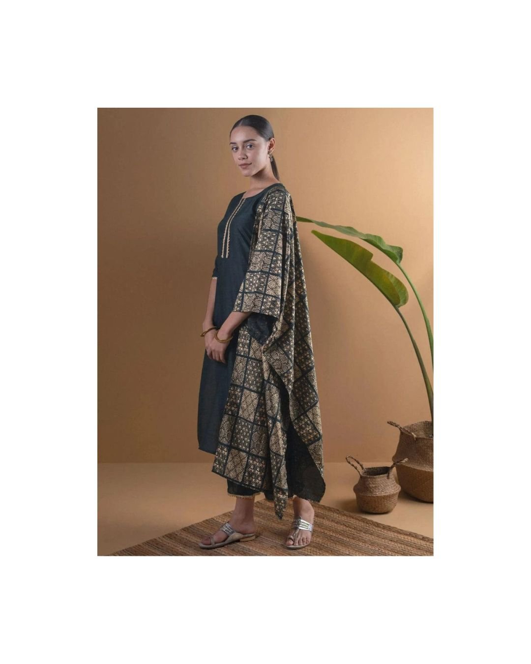 Elegant Bottle Green Kurta Set with Jacquard Dupatta - Image 2